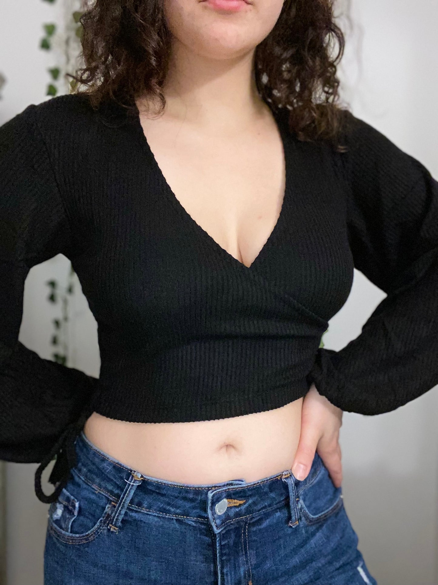  black cropped ballon sleeve top with ruched side